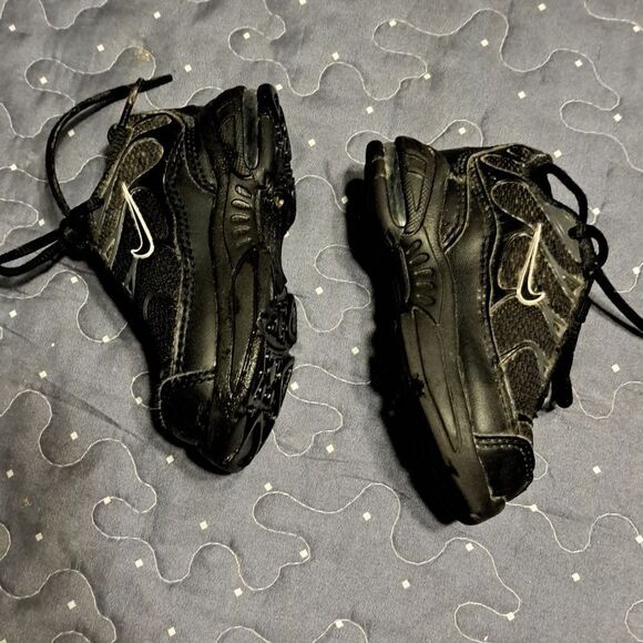 Nike black shoes size 4C - Picture 2 of 5